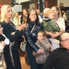 M. Kaweńska-Ślęzak  z podopiecznymi fundacji wniosła relikwiarz. 