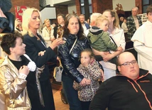 M. Kaweńska-Ślęzak  z podopiecznymi fundacji wniosła relikwiarz. 