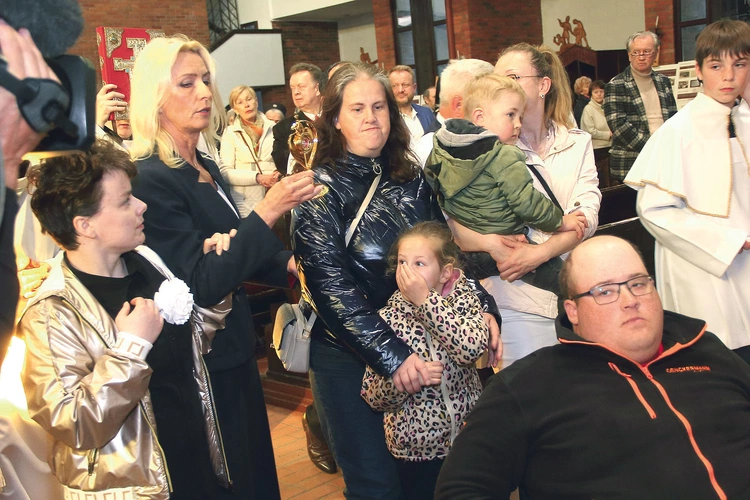 M. Kaweńska-Ślęzak  z podopiecznymi fundacji wniosła relikwiarz. 