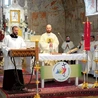  Eucharystii przewodniczył i kazanie wygłosił ks. dr Wojciech Maciążek, rektor seminarium w Opolu. Pielgrzymów przywitał kustosz sanktuarium ks. Tomasz Hajok (po lewej).  