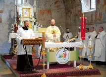  Eucharystii przewodniczył i kazanie wygłosił ks. dr Wojciech Maciążek, rektor seminarium w Opolu. Pielgrzymów przywitał kustosz sanktuarium ks. Tomasz Hajok (po lewej).  