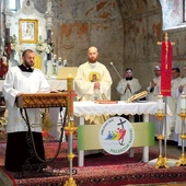  Eucharystii przewodniczył i kazanie wygłosił ks. dr Wojciech Maciążek, rektor seminarium w Opolu. Pielgrzymów przywitał kustosz sanktuarium ks. Tomasz Hajok (po lewej).  