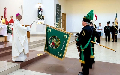  Na chorągwi widnieje wizerunek  św. Barbary, patronki górników, a z drugiej strony emblemat orkiestry i napis Gliwice 2025.