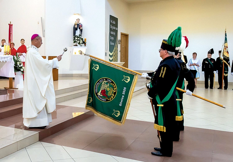  Na chorągwi widnieje wizerunek  św. Barbary, patronki górników, a z drugiej strony emblemat orkiestry i napis Gliwice 2025.