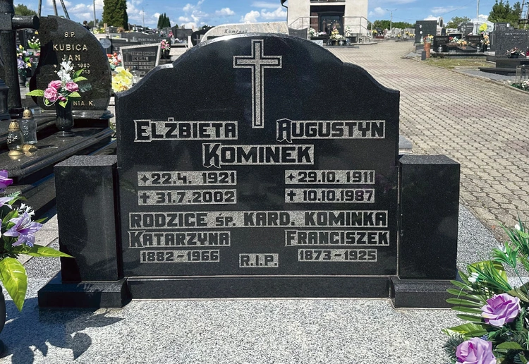 Nagrobek rodziców kardynała na cmentarzu parafialnym w Radlinie.