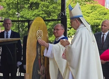 Korony założyli bp Wojciech Osial i proboszcz parafii ks. Sławomir Sobierajski.
