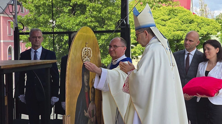Korony założyli bp Wojciech Osial i proboszcz parafii ks. Sławomir Sobierajski.