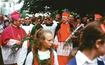  W obchodach w 1975 r. wzięli udział prymas Polski Stefan Wyszyński i kard. Karol Wojtyła. W Płocku byli witani przez tłumy wiernych.