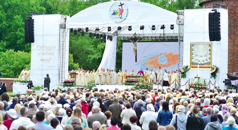 Eucharystia była celebrowana na placu przed bazyliką św. Katarzyny.