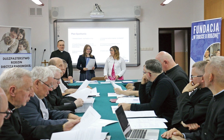 Spotkanie dotyczyło podniesienia jakości katechez przedmałżeńskich i wdrażania nowych metod komunikacji z narzeczonymi. 