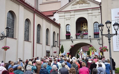  Zawierzenie amazonek przed obrazem MB Miłosierdzia.