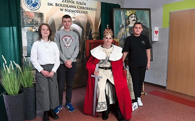 Uczniowie postrzegają patrona swojej szkoły jako dobrego i potężnego władcę, który dużo zrobił dla umocnienia młodego państwa. 