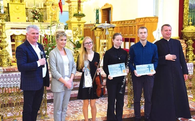 Zespół M. Bidzińskiej tuż po odebraniu nagrody.