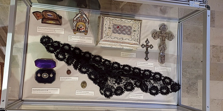  Wśród eksponatów m.in. szkatułka z Wenecji, krzyże, koronka, kamea i biżuteria w technice pietra dura.