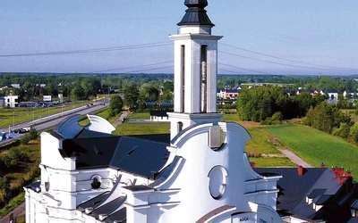 Świątynia jest w stylu barokowym. 50-metrowa wieża, widoczna z daleka, jest drogowskazem dla potrzebujących wsparcia za wstawiennictwem polskiego papieża.