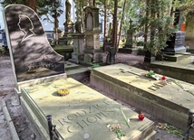 Tu historia  mówi cicho,  ale na zawsze zapada w serce.