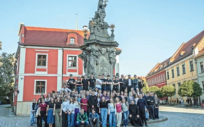Nastolatkowie już spotykają się na integracyjnych wydarzeniach, żeby się lepiej poznać.