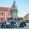 Nastolatkowie już spotykają się na integracyjnych wydarzeniach, żeby się lepiej poznać.