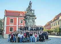 Nastolatkowie już spotykają się na integracyjnych wydarzeniach, żeby się lepiej poznać.