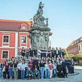Nastolatkowie już spotykają się na integracyjnych wydarzeniach, żeby się lepiej poznać.