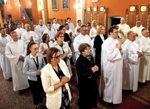 Studium Liturgiczne naszej diecezji działające przy Instytucie Filozoficzno- -Teologicznym w Zielonej Górze od kilku lat prowadzi formację  na kilku kierunkach, są to m.in.: ceremoniarz zespołu liturgicznego, precentorka pozaprezbiterialnej służby kobiet czy animator parafialnych zespołów liturgicznych. Więcej informacji: www.ift.zgora.pl. W tym roku formację ukończyło  8 animatorów,  11 ceremoniarzy  i 6 precentorek.