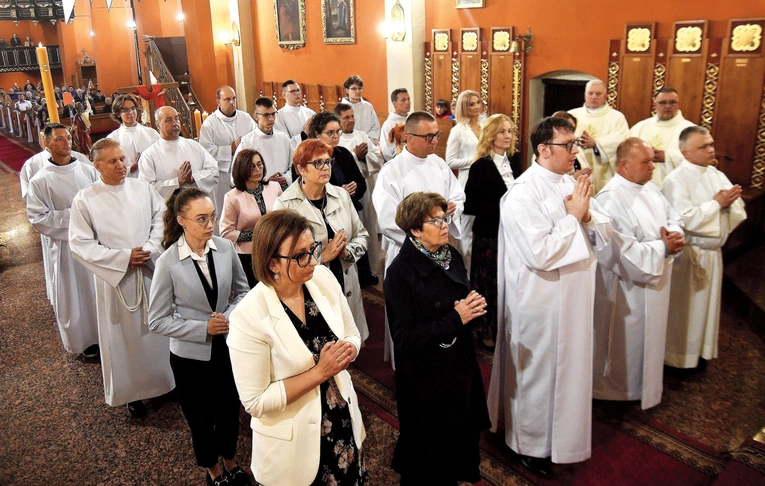 Studium Liturgiczne naszej diecezji działające przy Instytucie Filozoficzno- -Teologicznym w Zielonej Górze od kilku lat prowadzi formację  na kilku kierunkach, są to m.in.: ceremoniarz zespołu liturgicznego, precentorka pozaprezbiterialnej służby kobiet czy animator parafialnych zespołów liturgicznych. Więcej informacji: www.ift.zgora.pl. W tym roku formację ukończyło  8 animatorów,  11 ceremoniarzy  i 6 precentorek.