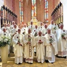– Może po latach posługi w tym samym miejscu brakuje nam już takiego spojrzenia na parafian, by móc się zachwycić w nich tym, co Boże. Dlatego sprawując Eucharystię, czytając słowo Boże, możemy z tej perspektywy spoglądać na drugiego człowieka – nie swoimi oczami, ale wzrokiem Pana – mówił bp T. Lityński, który modlił się z księżmi przeżywającymi jubileusz 40-lecia kapłaństwa.