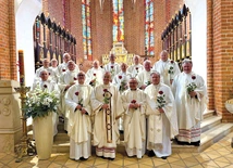 – Może po latach posługi w tym samym miejscu brakuje nam już takiego spojrzenia na parafian, by móc się zachwycić w nich tym, co Boże. Dlatego sprawując Eucharystię, czytając słowo Boże, możemy z tej perspektywy spoglądać na drugiego człowieka – nie swoimi oczami, ale wzrokiem Pana – mówił bp T. Lityński, który modlił się z księżmi przeżywającymi jubileusz 40-lecia kapłaństwa.
