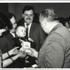 Uroczystość nadania imienia dzieciom w 1985 r. w Warszawie. Rodzice byli często zachęcani do udziału  przez wręczanie prezentów,  np. książeczki oszczędnościowej z pierwszym wkładem.