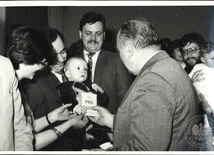 Uroczystość nadania imienia dzieciom w 1985 r. w Warszawie. Rodzice byli często zachęcani do udziału  przez wręczanie prezentów,  np. książeczki oszczędnościowej z pierwszym wkładem.