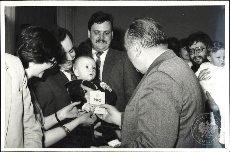 Uroczystość nadania imienia dzieciom w 1985 r. w Warszawie. Rodzice byli często zachęcani do udziału  przez wręczanie prezentów,  np. książeczki oszczędnościowej z pierwszym wkładem.