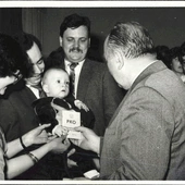 Uroczystość nadania imienia dzieciom w 1985 r. w Warszawie. Rodzice byli często zachęcani do udziału  przez wręczanie prezentów,  np. książeczki oszczędnościowej z pierwszym wkładem.