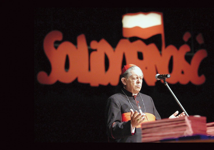 Prymas Józef Glemp  na obchodach 25. rocznicy  powstania Regionu Mazowsze  NSZZ „Solidarność”  – Teatr Wielki w Warszawie, 2 września 2005 r.
