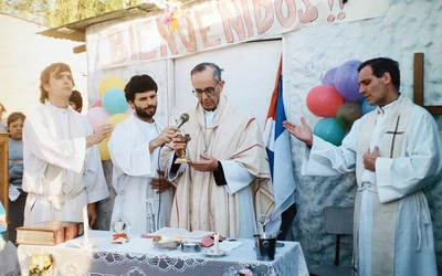 Biskup Jorge Mario podczas Mszy odprawianej w slumsach Buenos Aires. 