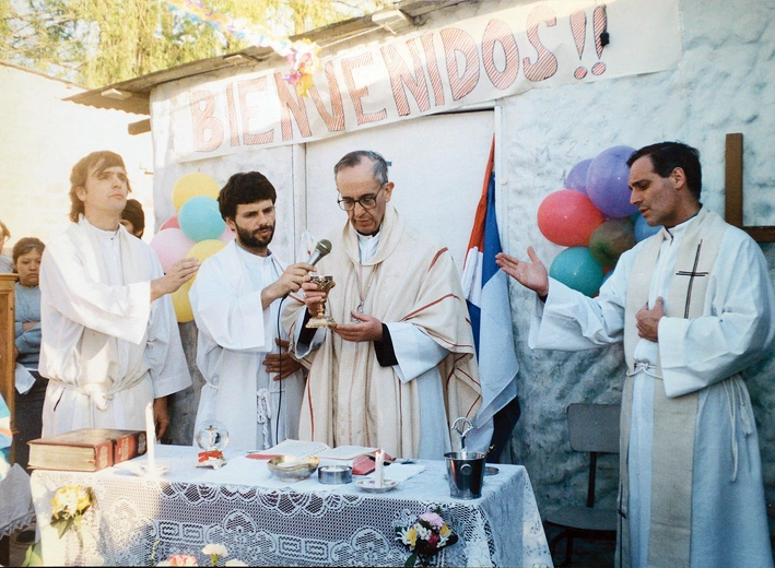 Biskup Jorge Mario podczas Mszy odprawianej w slumsach Buenos Aires. 