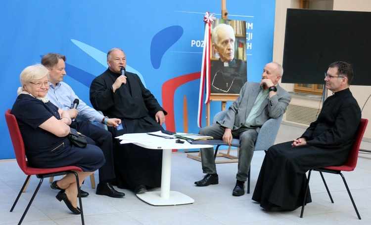 Ojca Huberta Czumę wspominano w Kamienicy Deskurów.