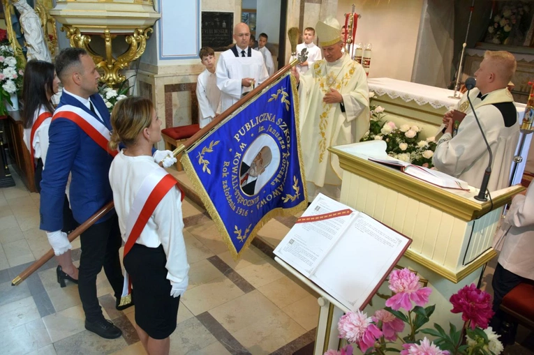 Bp Solarczyk poświęcił sztandar szkoły w Kowali-Stępocinie