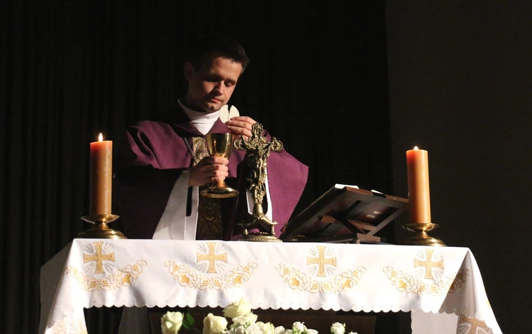 W rolę sługi Bożego bp. Piotra wcielił się al. Szymon Figarski.