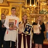 Znawcy świętej królowej i jej epoki