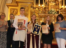 Znawcy świętej królowej i jej epoki