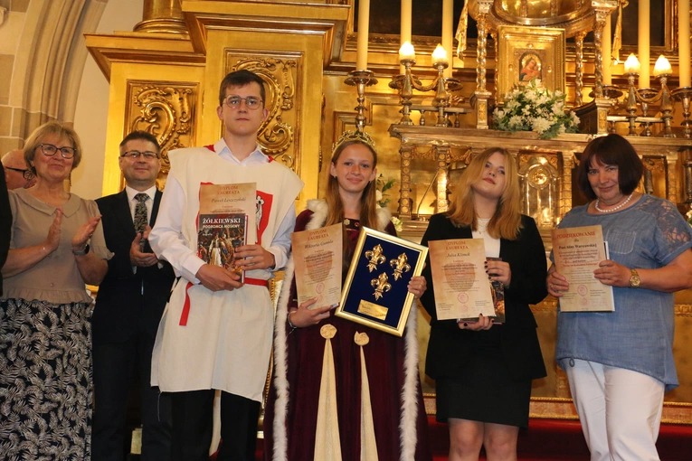 Znawcy świętej królowej i jej epoki
