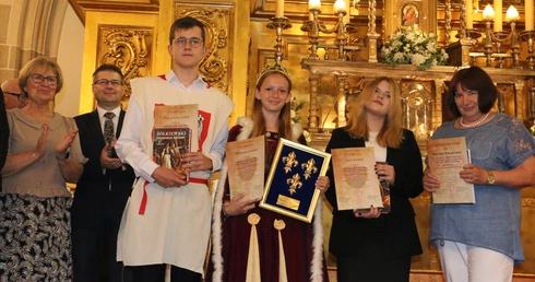 Znawcy świętej królowej i jej epoki