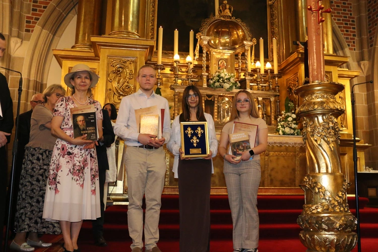 Znawcy świętej królowej i jej epoki