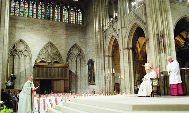Jan Paweł II w katedrze Notre Dame