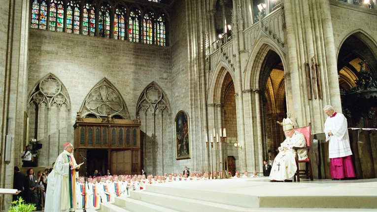 Jan Paweł II w katedrze Notre Dame