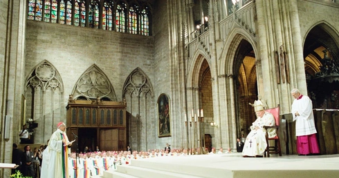 Jan Paweł II w katedrze Notre Dame