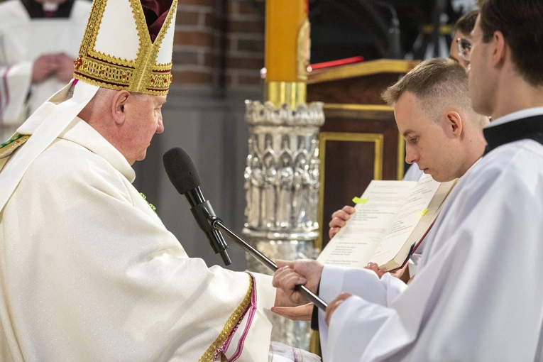 Bp Kamiński do neoprezbiterów: Zapomnijcie o sobie