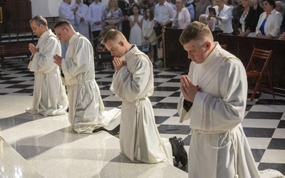Bp Kamiński do neoprezbiterów: Zapomnijcie o sobie