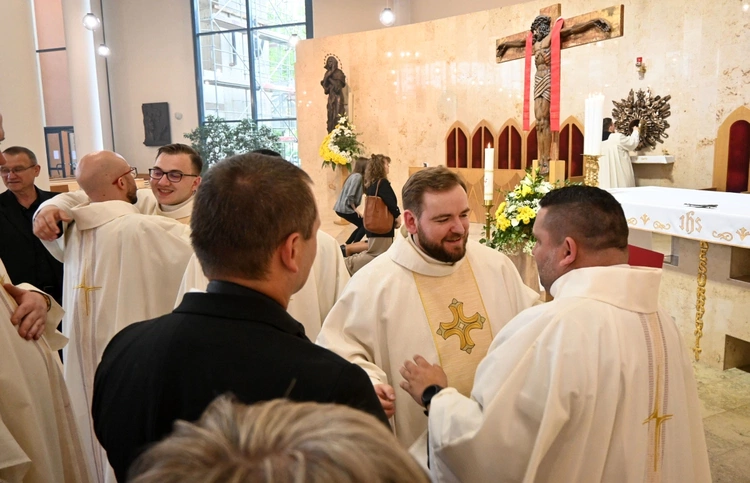 Podziękowania i dekrety nowych prezbiterów