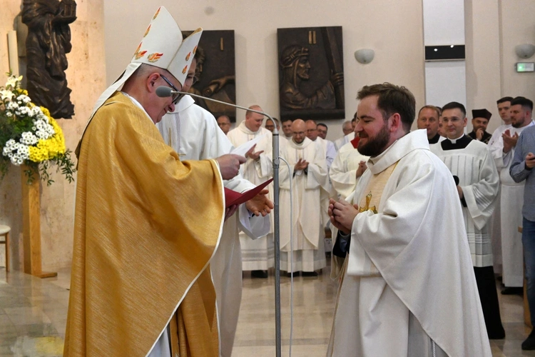 Podziękowania i dekrety nowych prezbiterów